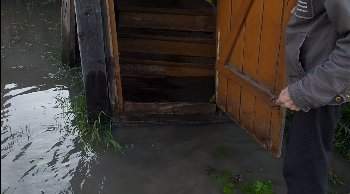 В Белозерске вода из неправильно пробуренной скважины подтопила несколько участков