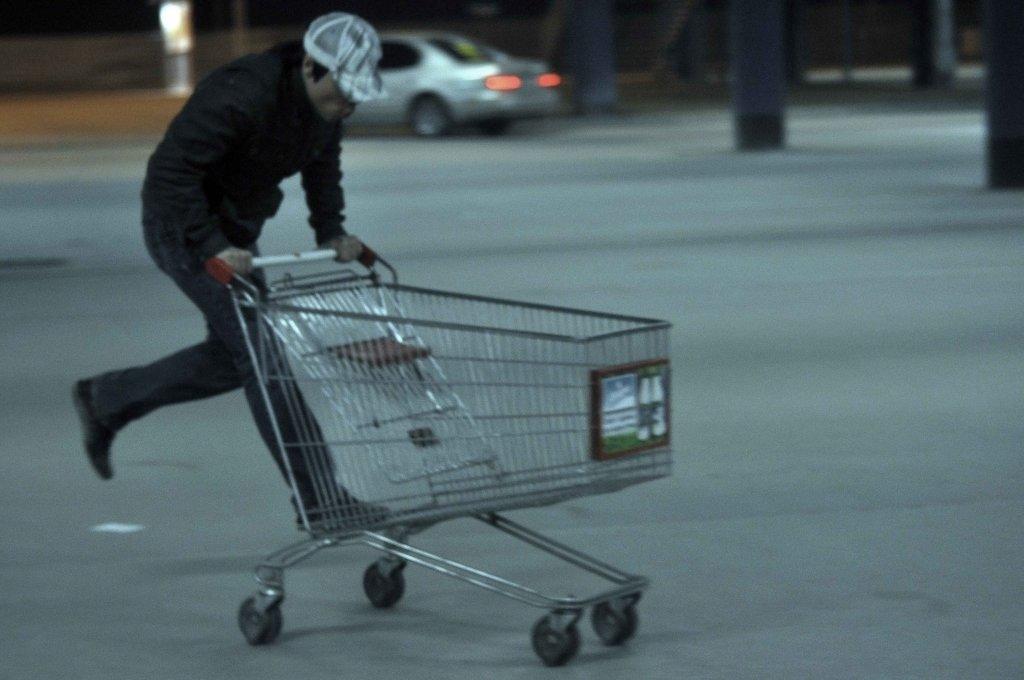 Бежать телега. Катание на тележке из супермаркета. Кататься на тележке в супермаркете. Человек с тележкой. Парень в продуктовой тележке.