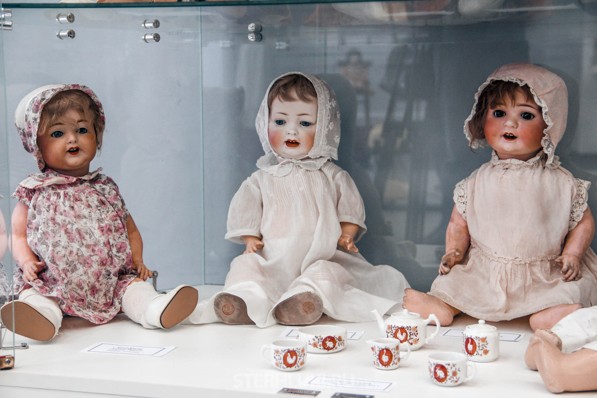 Выставка антикварных кукол. Музей уникальных кукол в Москве. Выставка старинных кукол в Москве. Куколки открывают