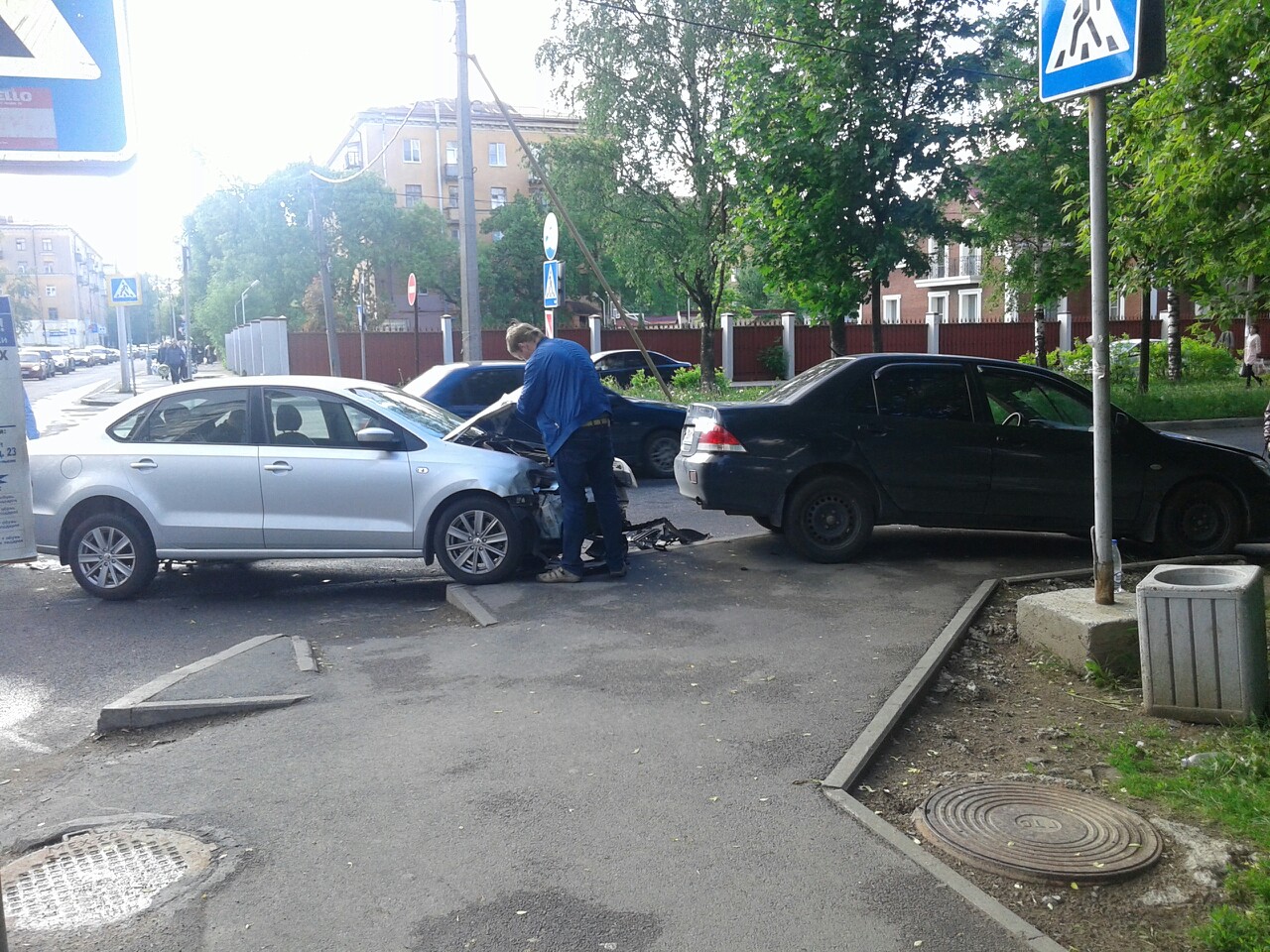 В Череповце сбитый иномаркой дорожный знак упал на пешехода | 31.05.2019 |  Вологда - БезФормата