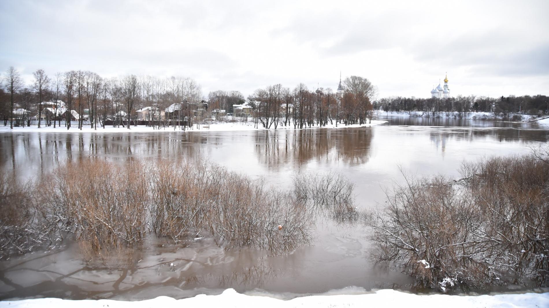 На диаграмме видно что уровень воды в колодце заметно повысился в апреле впр