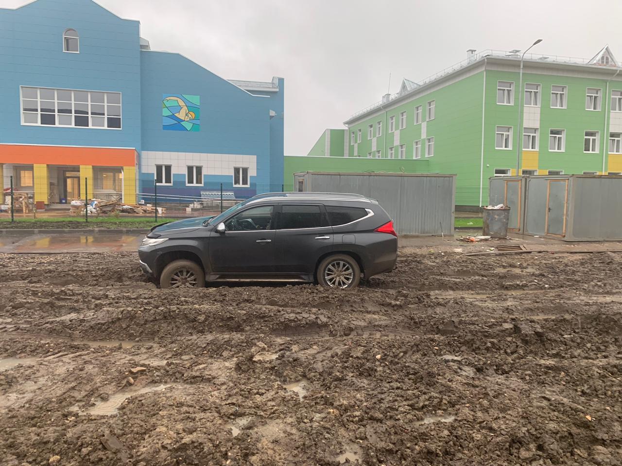 В Соколе возле строящейся школы в грязи тонут машины