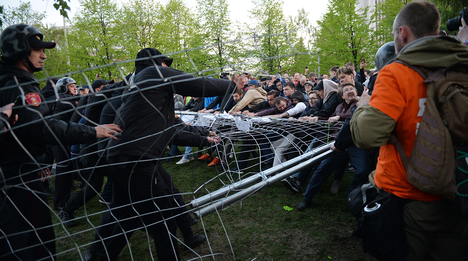 Против строительства. Екатеринбург сквер храм протесты. Протесты против храма в Екатеринбурге. Протесты в сквере в Екатеринбурге.