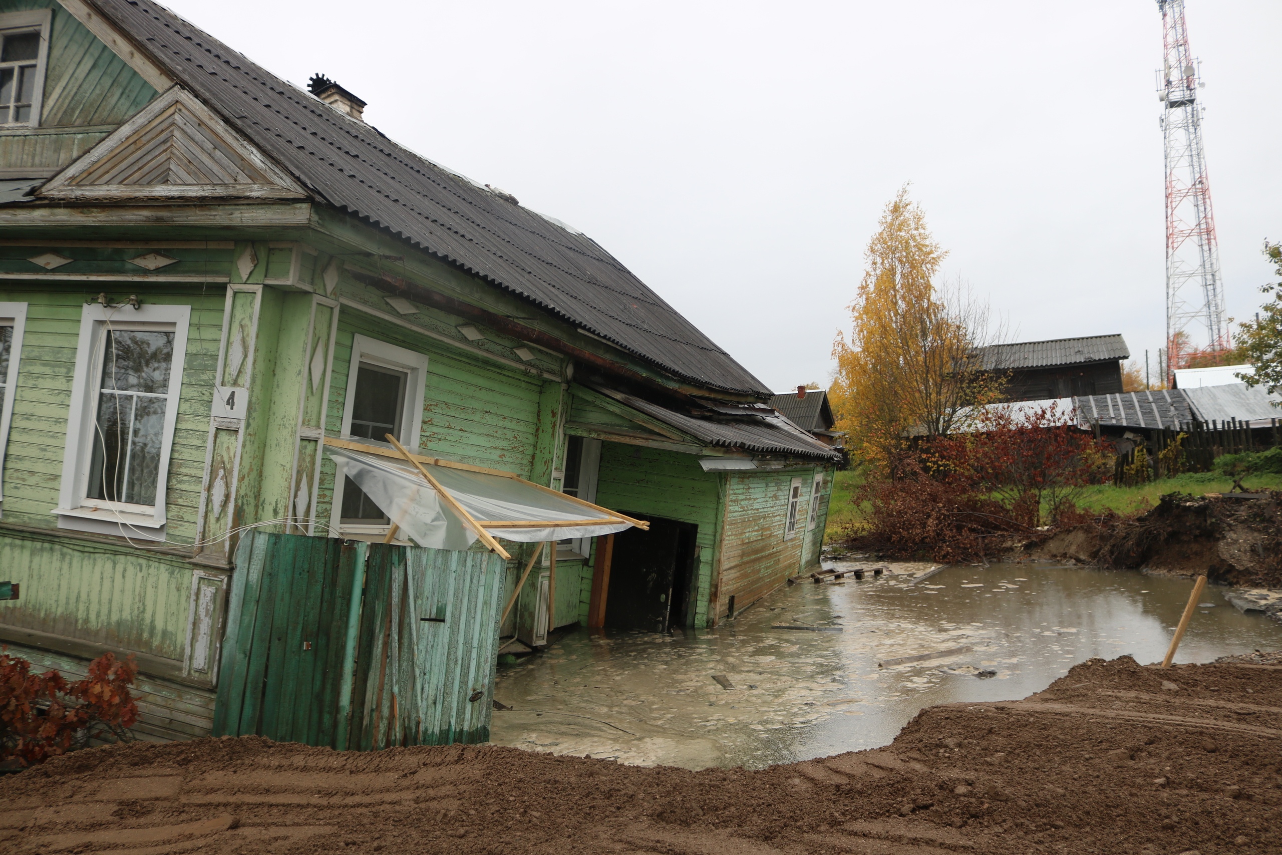 В Белозерске из-за неправильно пробуренной скважины начал уходить под воду  дом | 02.10.2019 | Вологда - БезФормата