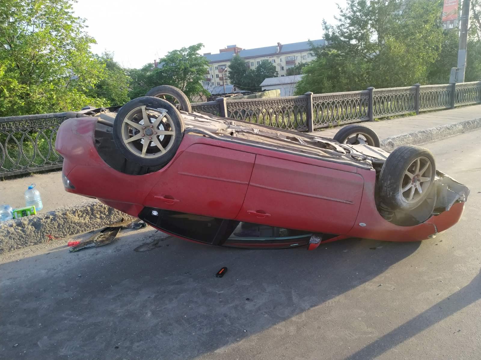 На Горбатом мосту в Вологде «Мазда» опрокинулась на крышу | 15.06.2020 |  Вологда - БезФормата