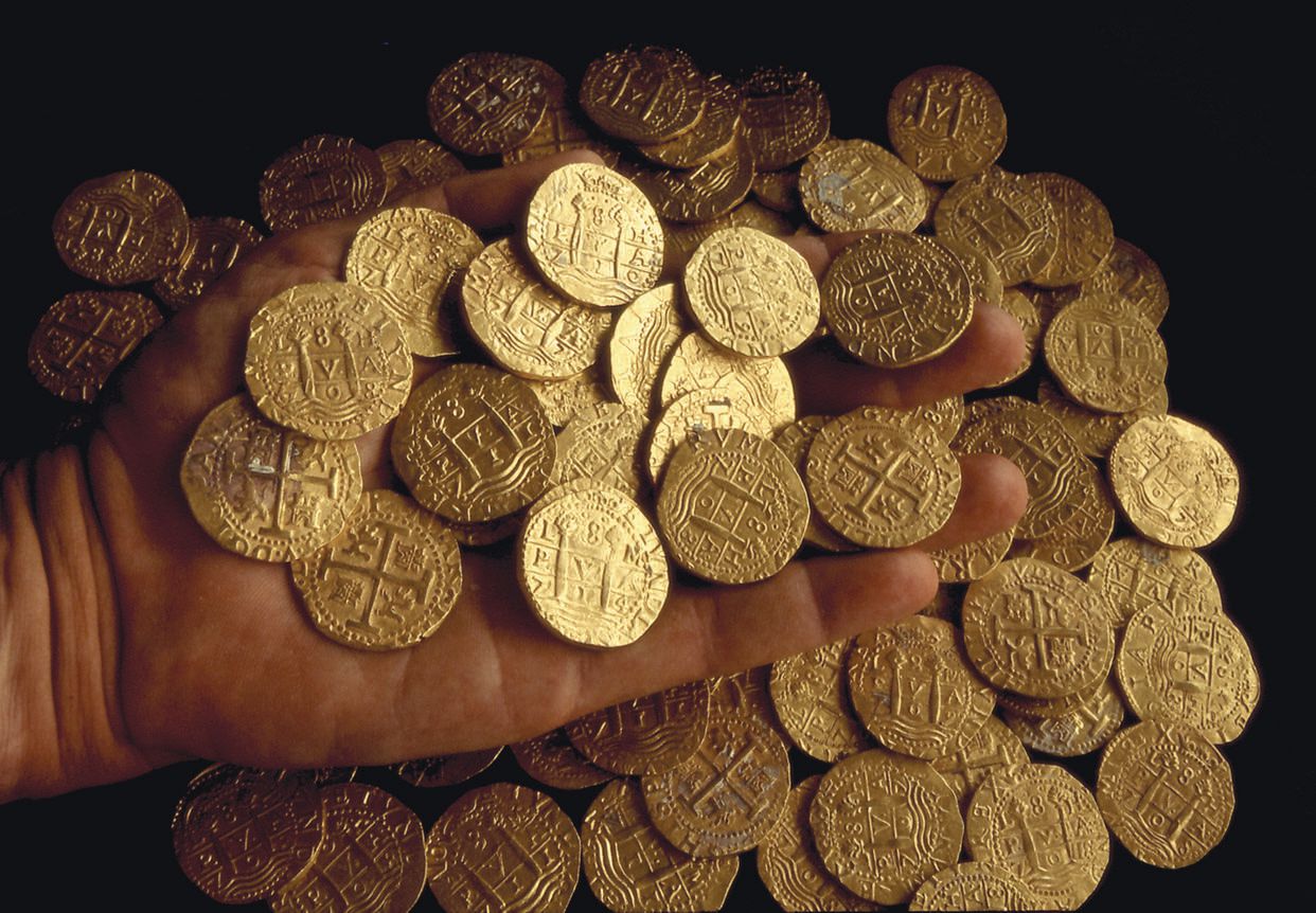 Пятистами монетами. Испанский Дублон 16 века. Испанские монеты 16 века. Испанские золотые монеты 16 века. Золотые монеты Европы 17 века.