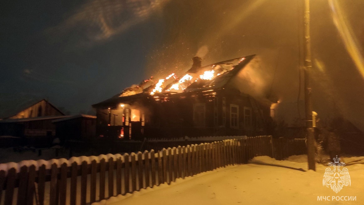 В Бабаево мать и сын погибли при пожаре в деревянном доме