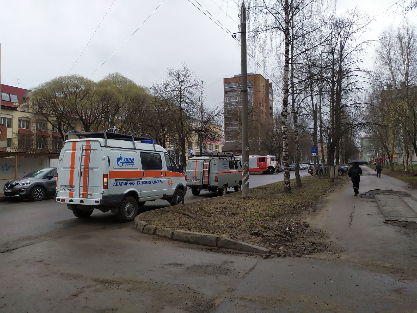 Автомобили спецслужб стянуты на улицу Козленскую в Вологде