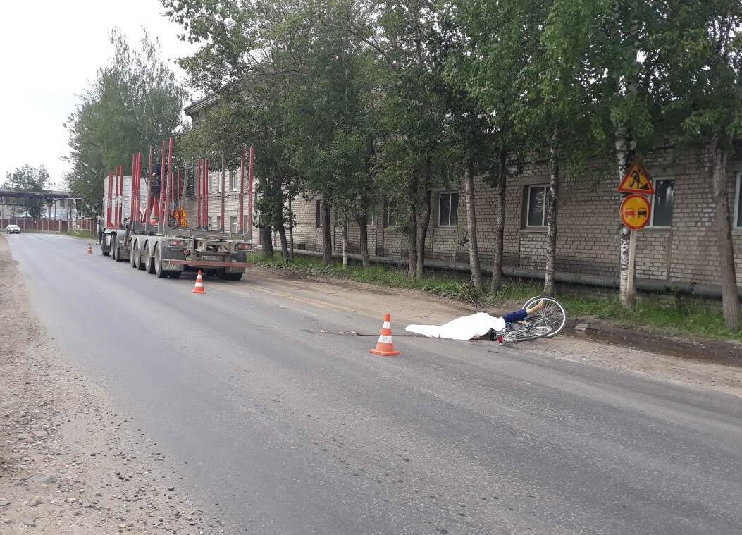 В Соколе водитель грузовика насмерть сбил велосипедиста