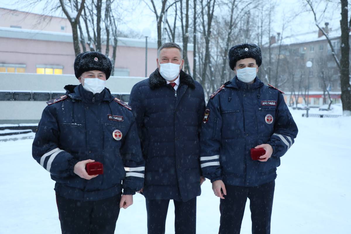 Спасших жизнь пешеходам череповецких полицейских наградили часами с символикой Вологодской области