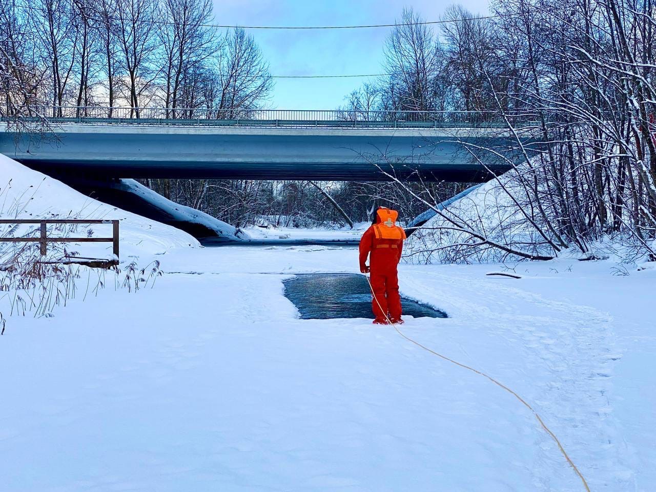 19 января 2025 года. Рождественский мост Оредеж. Рождественский мост на реке Оредеж. Ледяной мост.