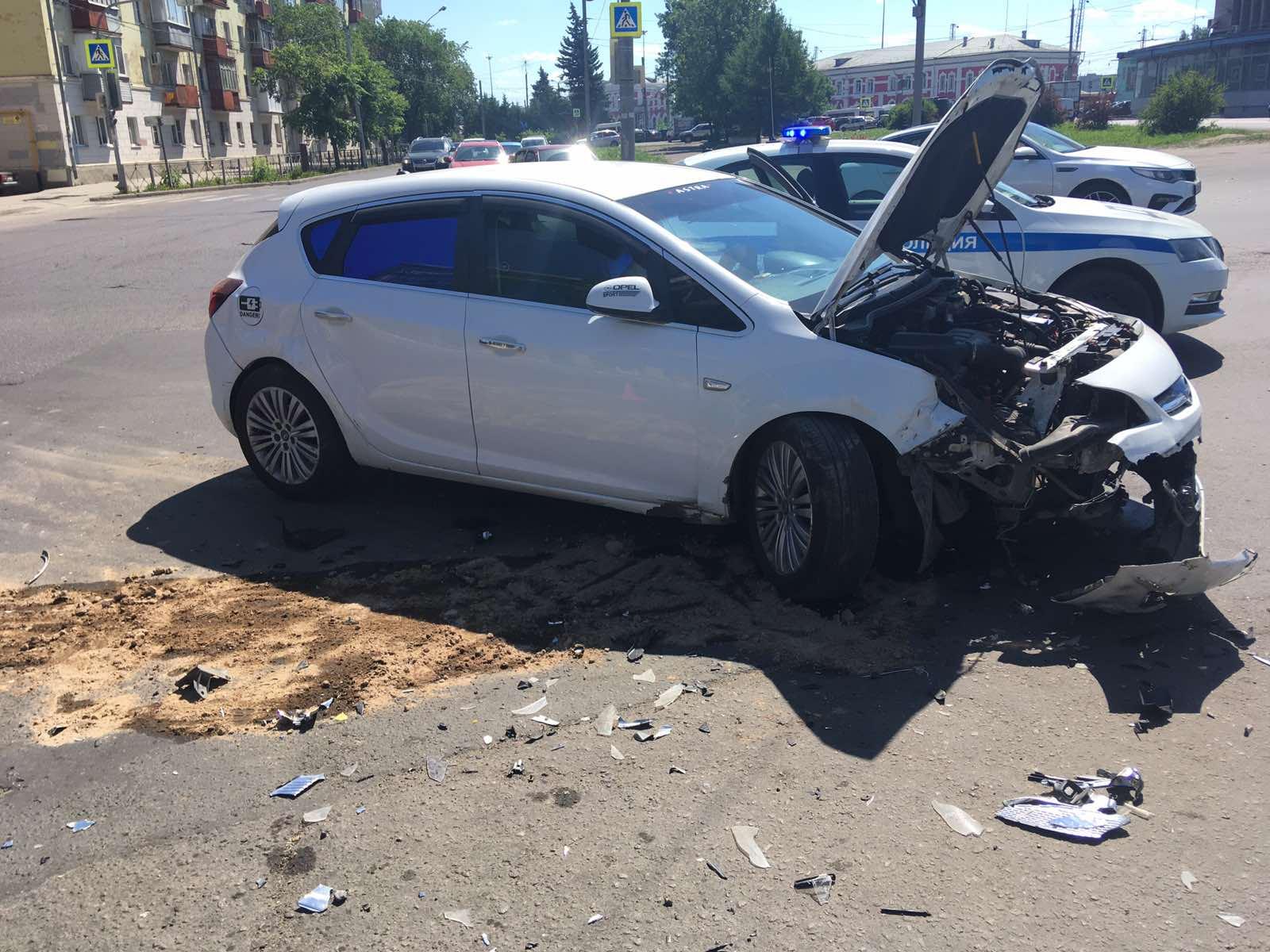 В ДТП на улице Галкинской в Вологде пострадали три человека | 21.06.2021 |  Вологда - БезФормата