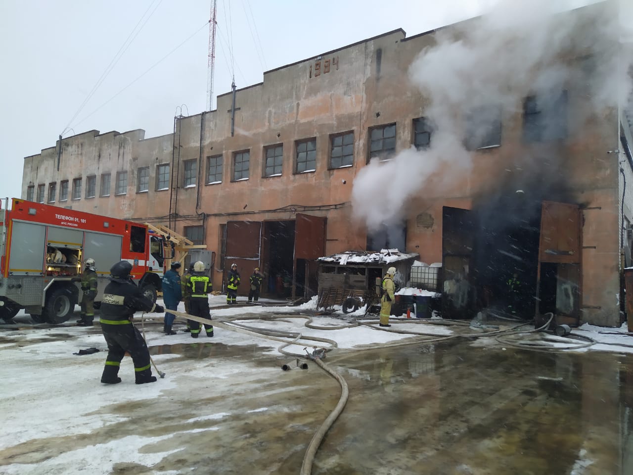 В Вологде на улице Чернышевского тушили пожар на предприятии | 04.12.2020 |  Вологда - БезФормата