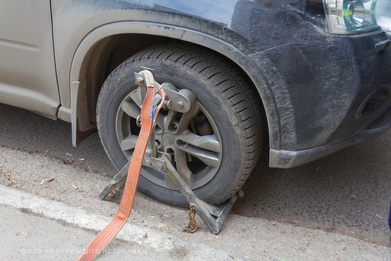 В Череповце владелец авто через суд взыскал деньги с эвакуаторщиков, повредивших его машину
