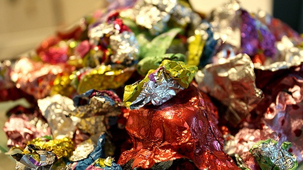Суд оштрафовал магазин в Тотьме, где конфеты хранились вместе с мусором