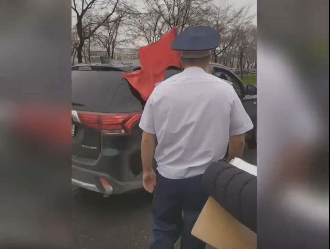 В Вологде полицейские остановили ехавшие по городу авто с копиями «знамени Победы»