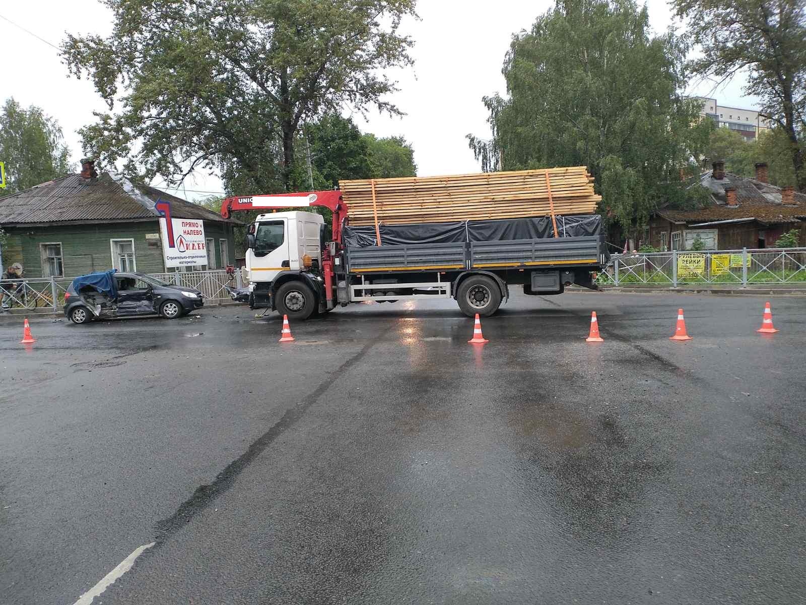 В Вологде подросток получил травмы в тройном ДТП на улице Панкратова |  30.07.2021 | Вологда - БезФормата