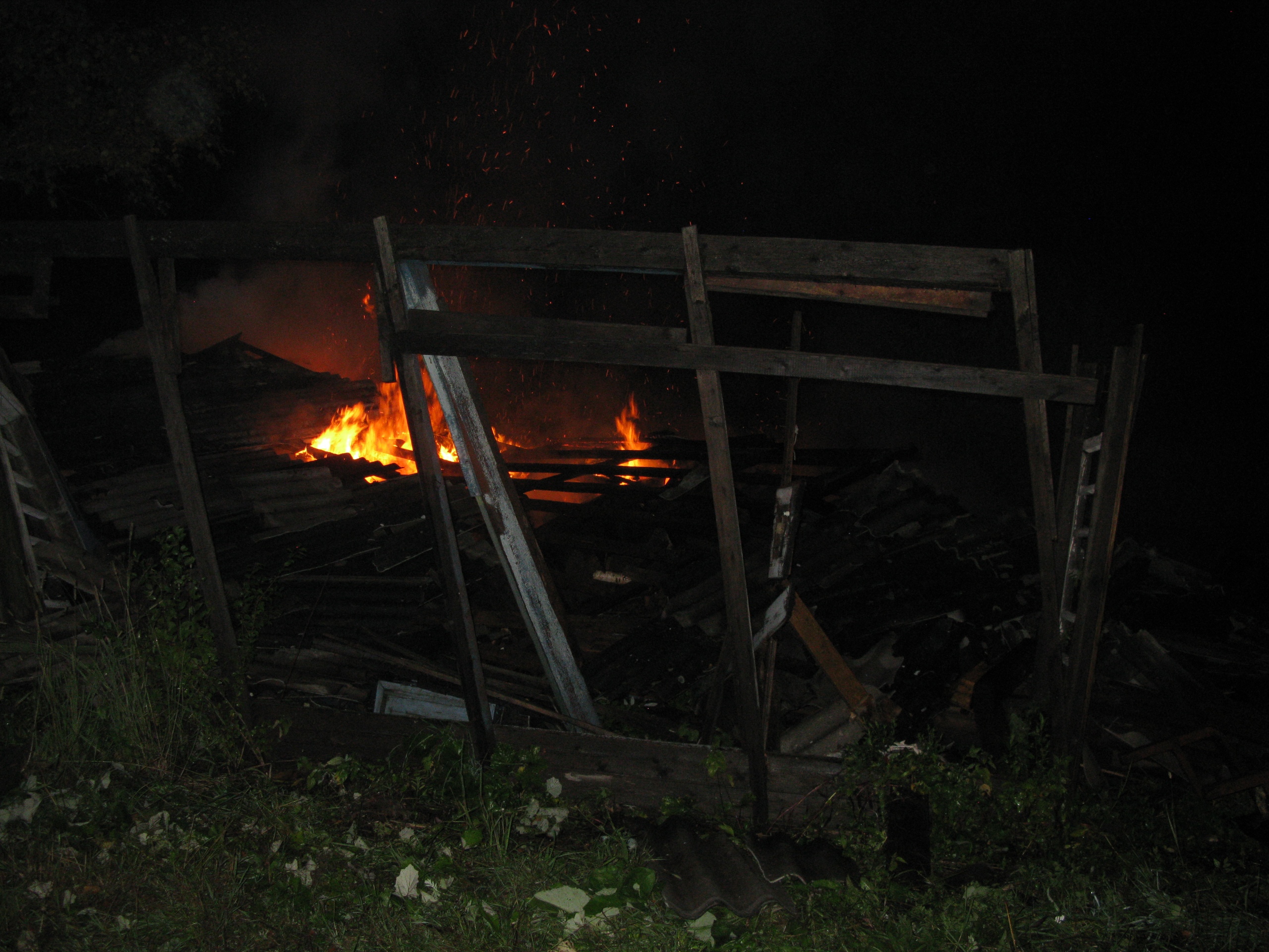 Мужчина погиб при пожаре в жилом доме в поселке Сямженского района