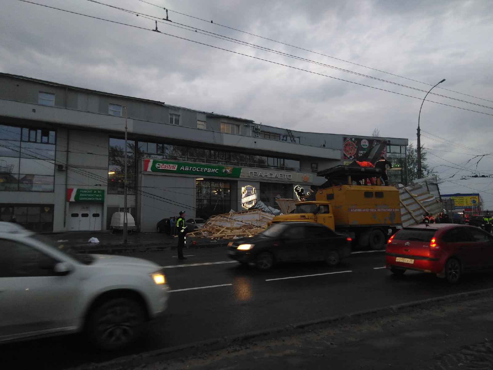 Сорвало крышу с дома ветром