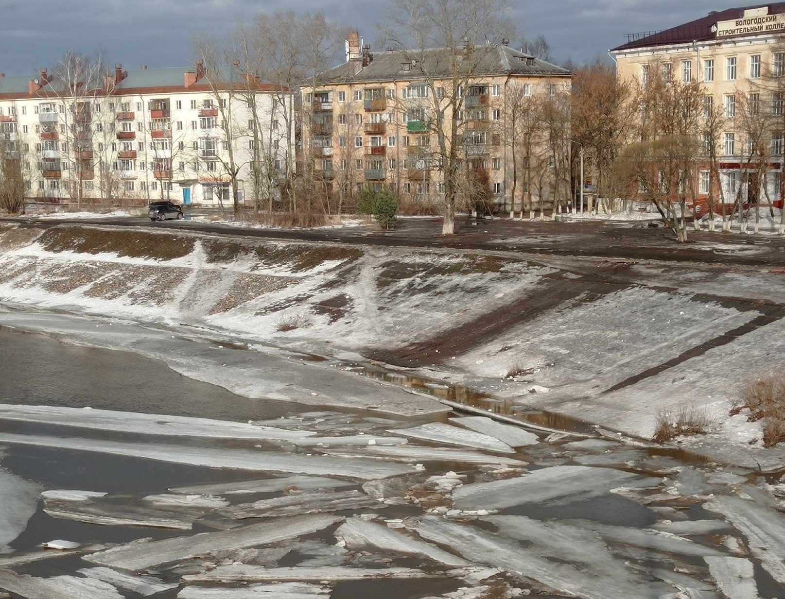 Ледоход пошел на реке Вологде 25 марта