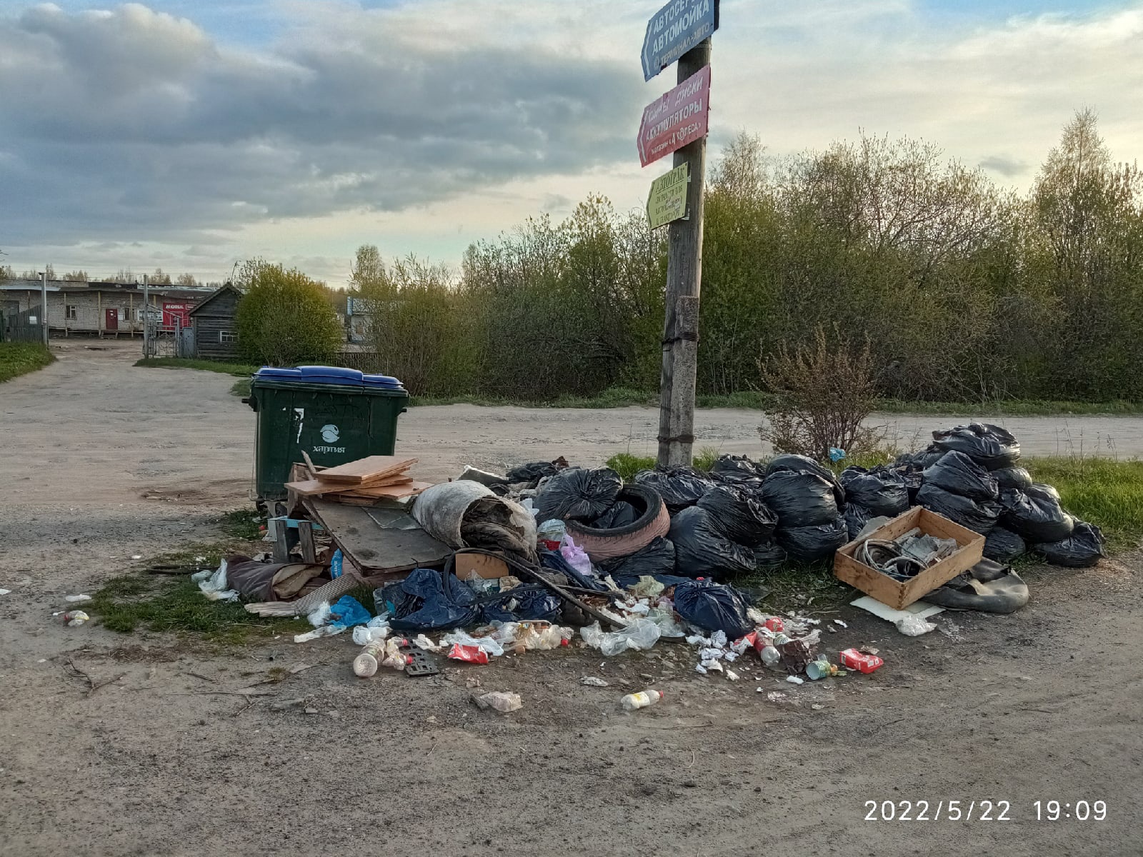 На улицах города Белозерска необорудованные контейнерные площадки обрастают мусорными кучами