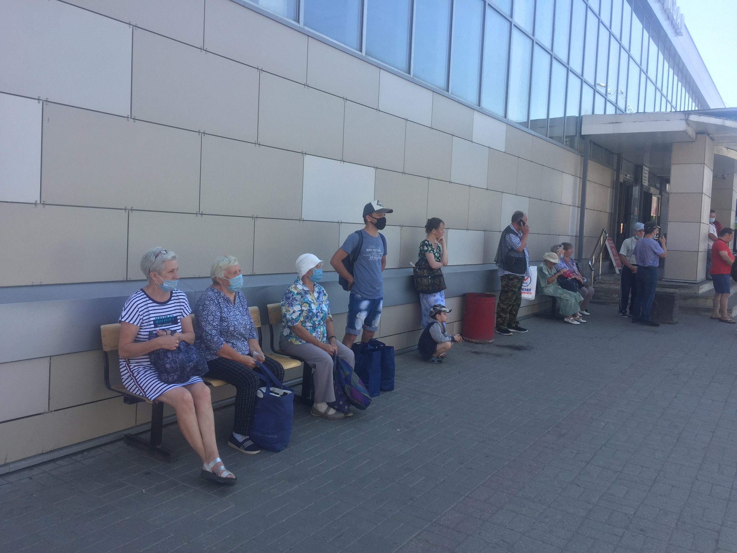 На остановке у автовокзала в Вологде появились две «скамейки»