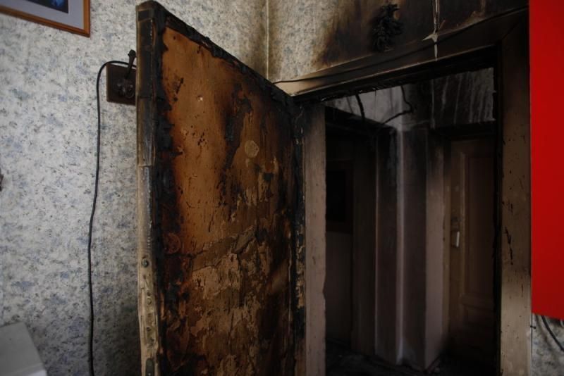 Продам после пожара. Сгоревшая дверь. Дверь после пожара. Закопченная квартира. Квартира после пожара.