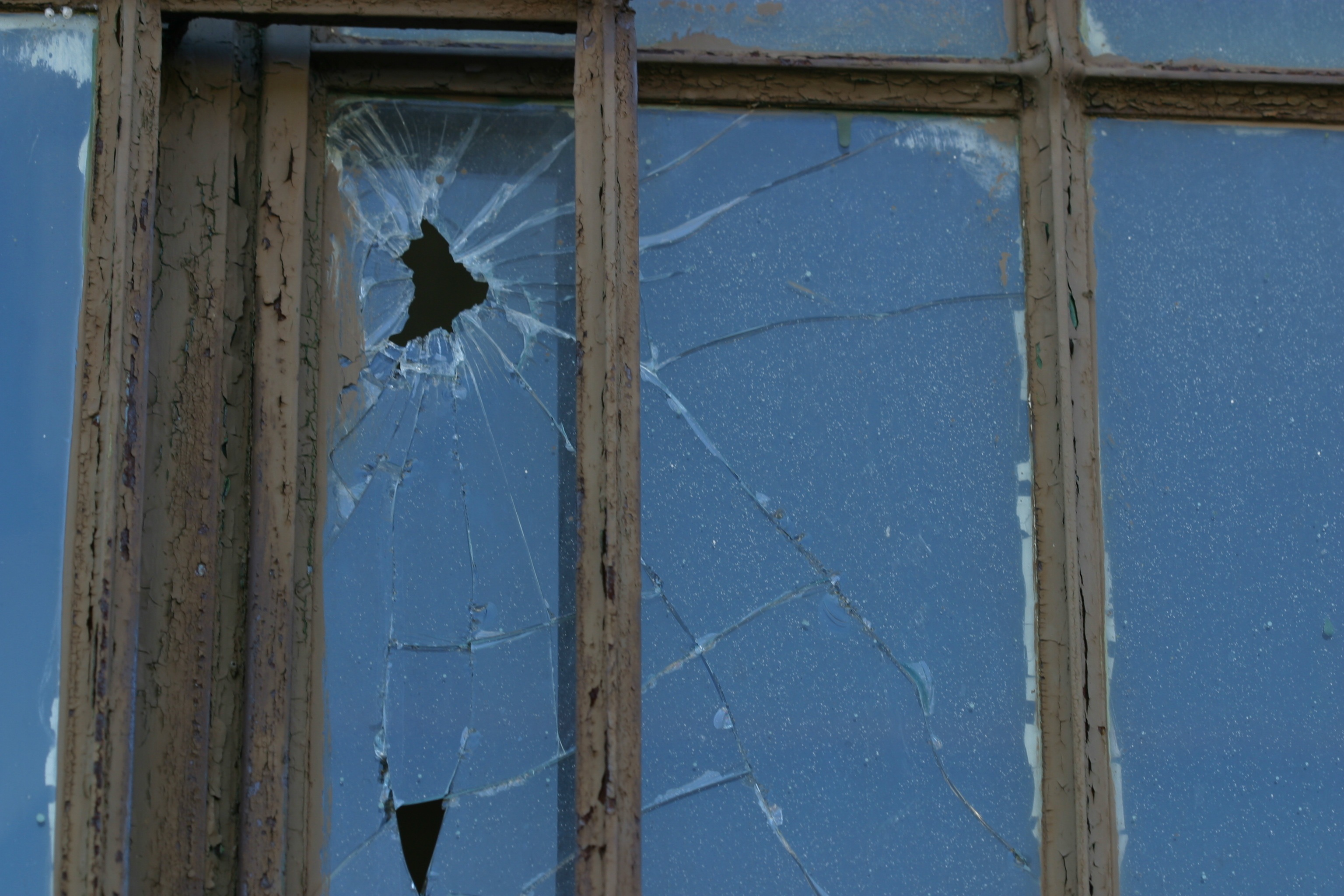 Разбить стекло дома