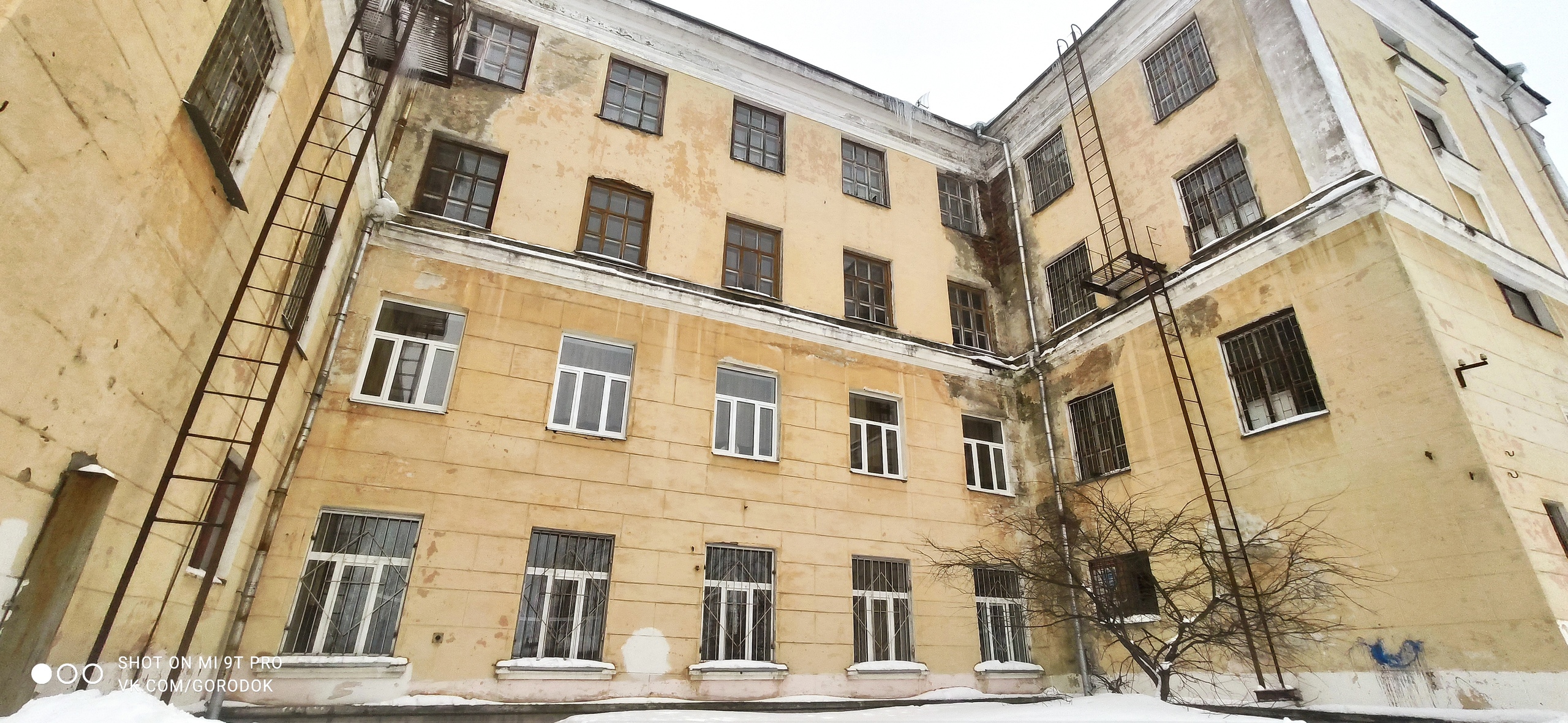 Прокуратура взяла на контроль вопрос ремонта кровли школы №7 в Вологде