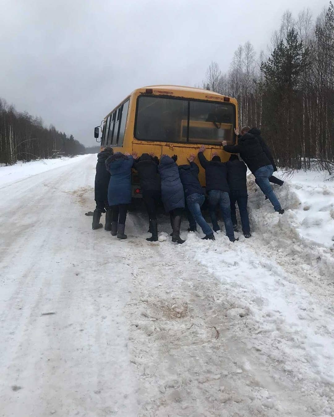 В сети появились фото, как на дороге в Тотемском районе пассажиры толкают автобус