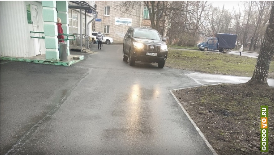 В Вологде на улице Ильюшина водитель внедорожника разъезжал по тротуару