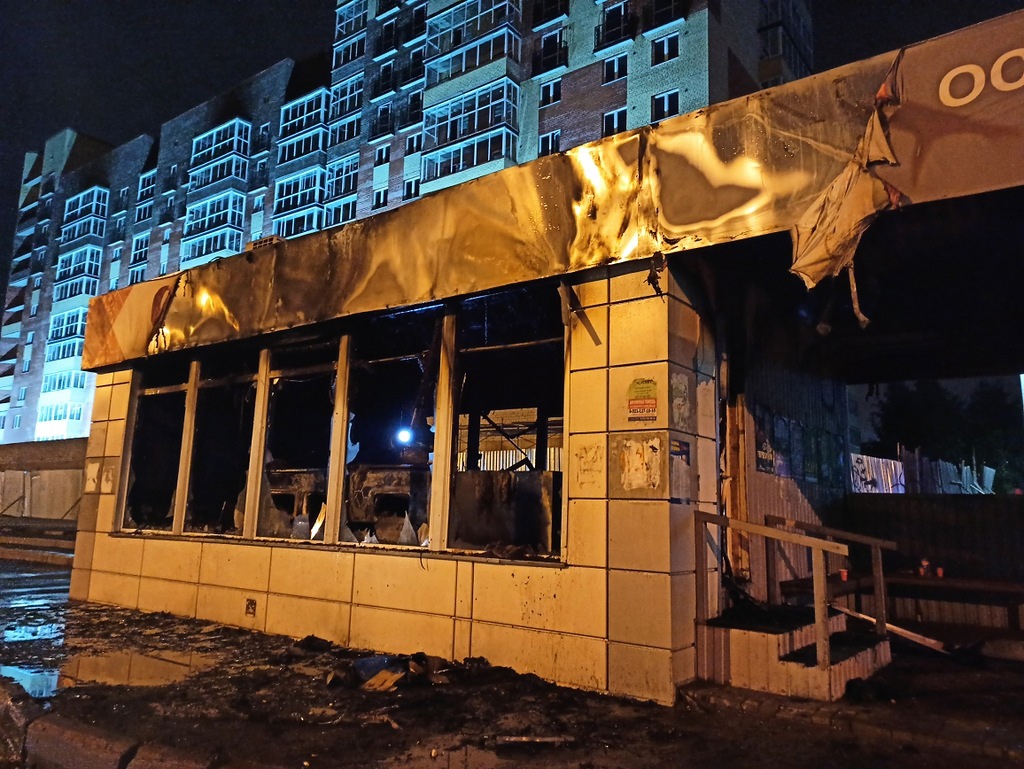 Павильон на остановке в районе улицы Конева сгорел в Вологде 