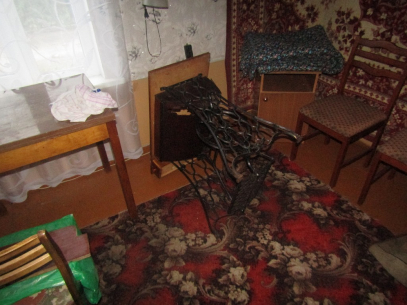 Воры украли из квартиры жительницы Белозерска швейную машинку и заслонку для печи