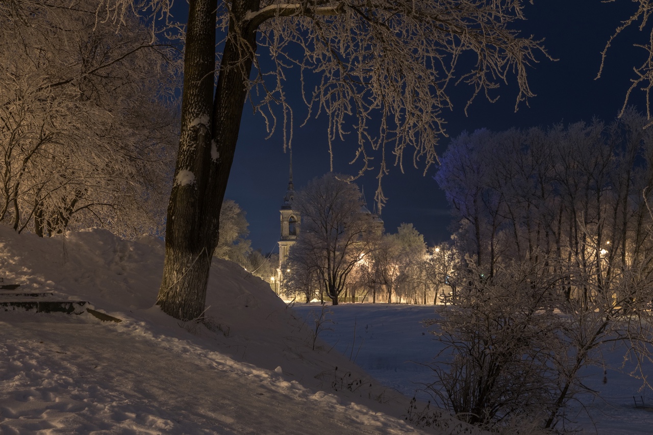 Оттепели все чаще но пока ночи морозны. Зима Мороз ночной Бердск. Лютуют ночные Морозы. Почему зима такая долгая. Морозные ночные кружева и звёзды. Фото.