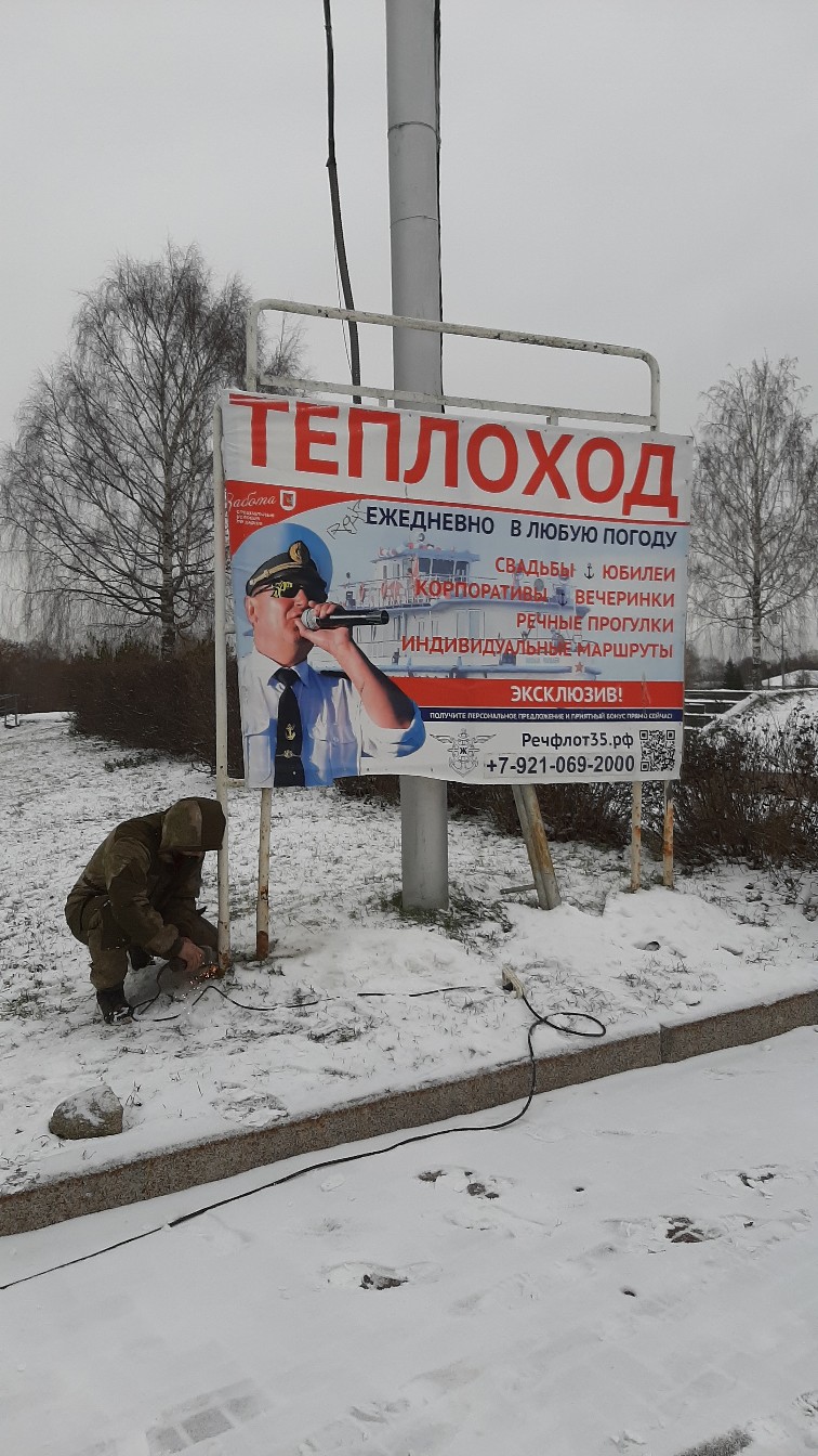 На набережной у Кремлевской площади наконец-то убрали незаконную рекламу
