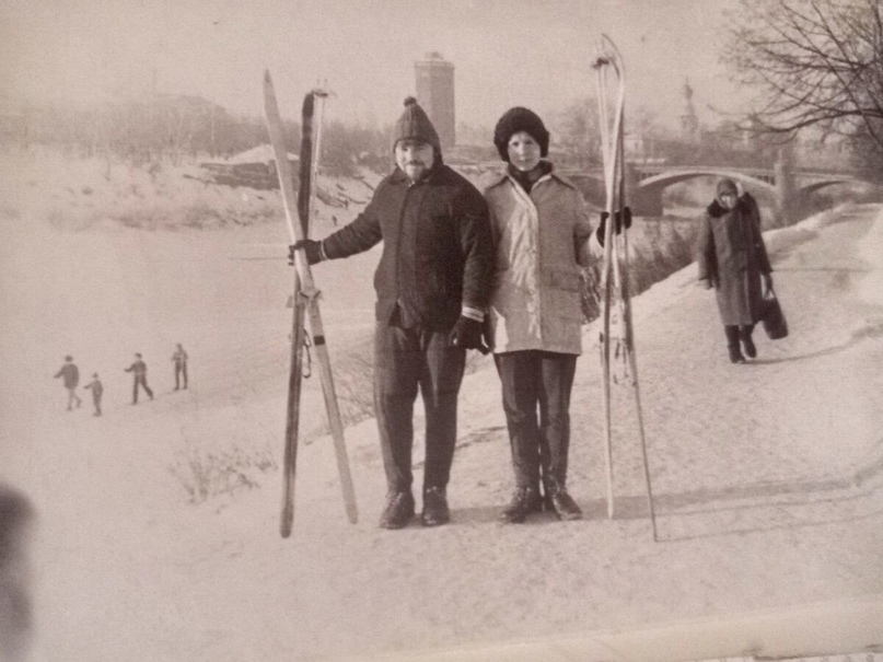 Как странно раньше ездили на лыжах: в шапках-ушанках, юбках, пальто и даже в пиджаках!
