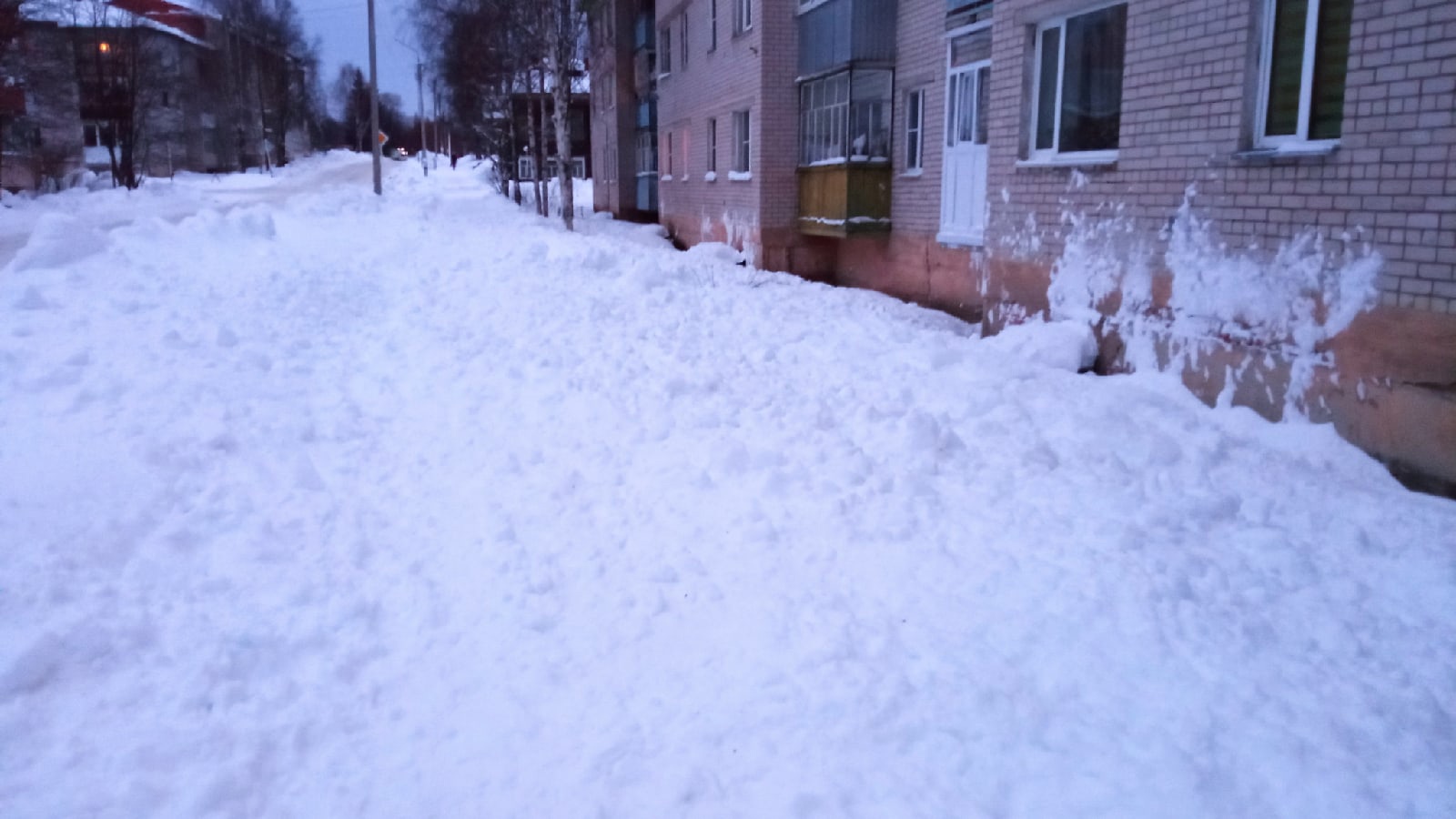 Падает снег 2007. Снег падает с крыши. Снег в Вологодской области. Углубление в снегу. Снег и лед на улице города Оленегорска.
