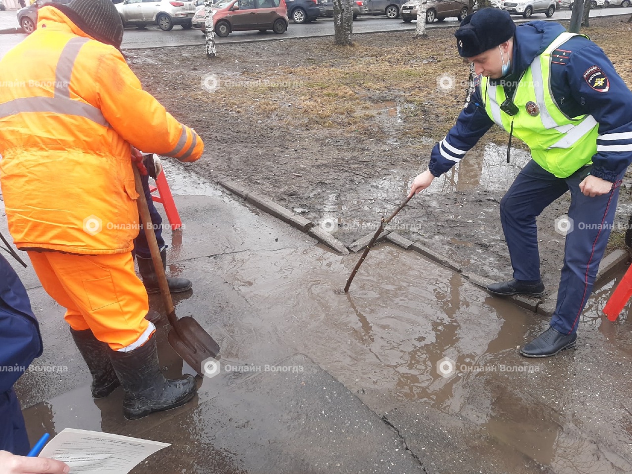 На проспекте Победы, 10 провалился на полметра под воду | newsvo.ru