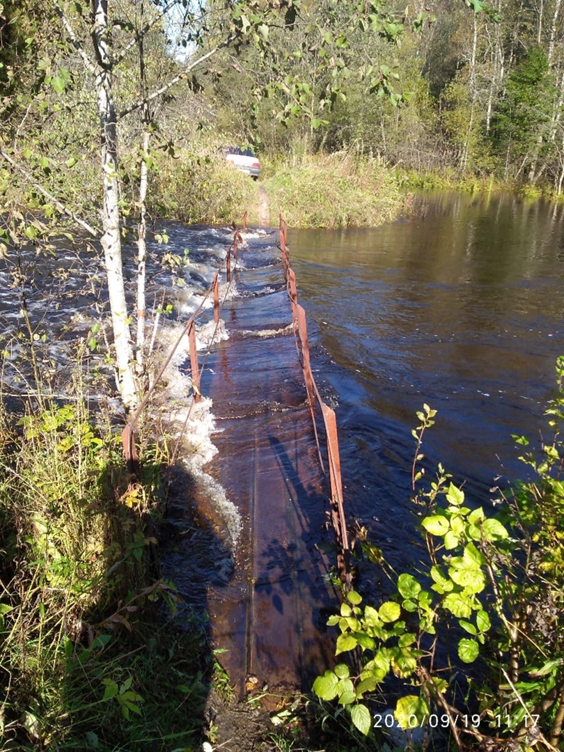 Вот такой был мост с перилами через реку Лёдбал из Поповки в сторону Абаканово