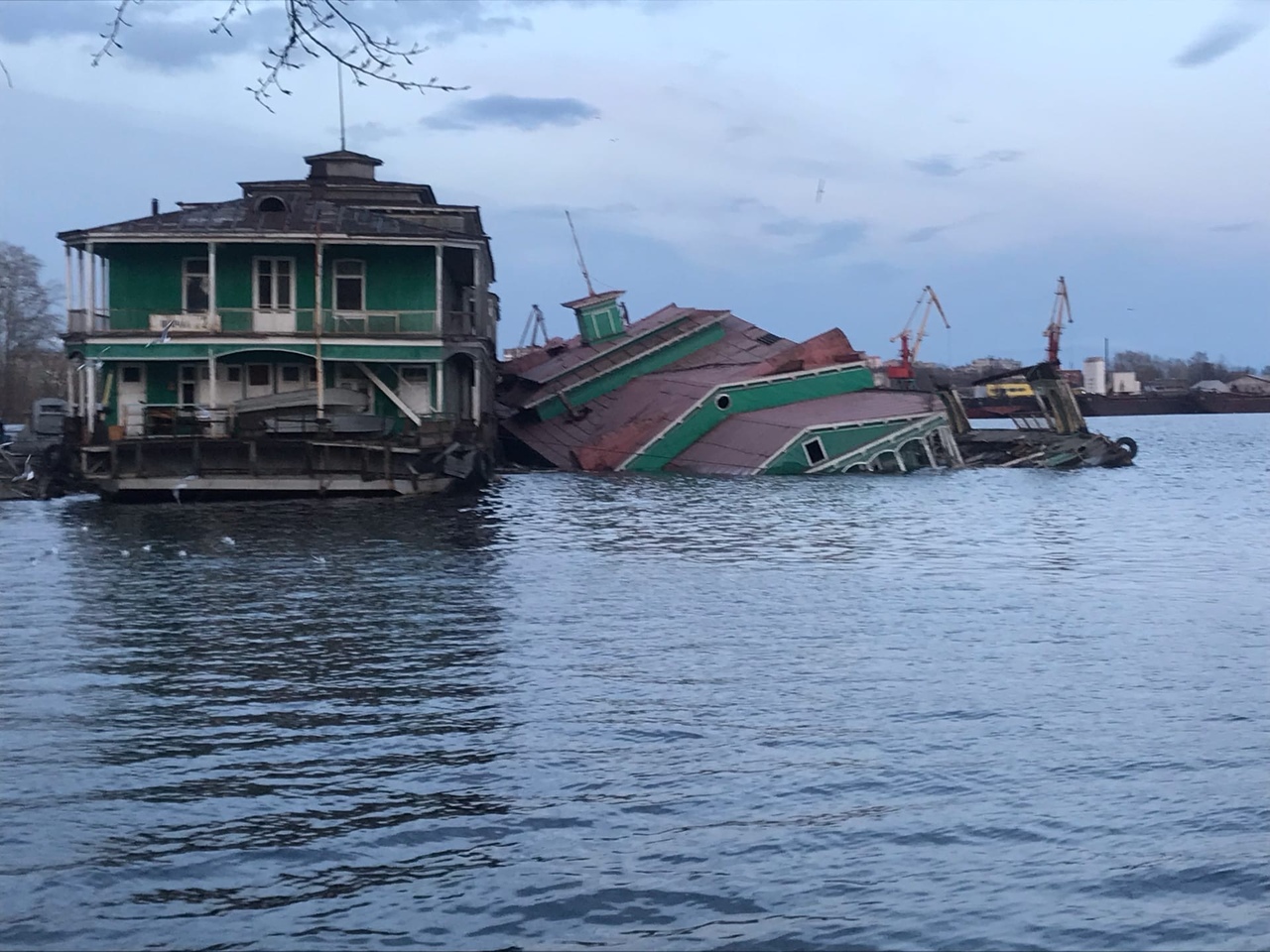 Плавучая Пристань дебаркадер