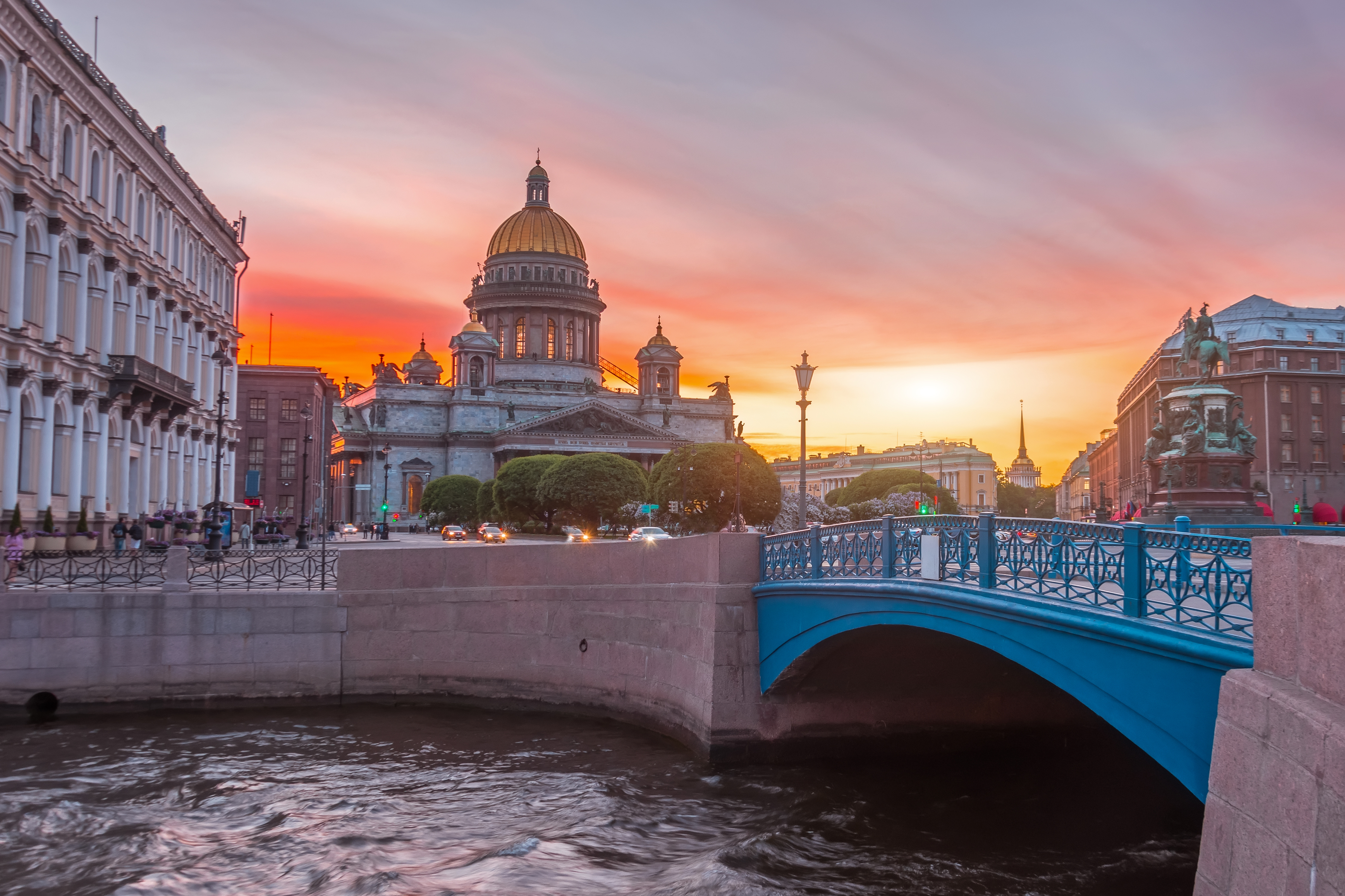 Петербург горячая. Исаакиевская площадь синий мост. Мост у Исаакиевского собора. Исаакиевский сквер синий мост. Вид на Исаакиевский собор с канала Грибоедова.