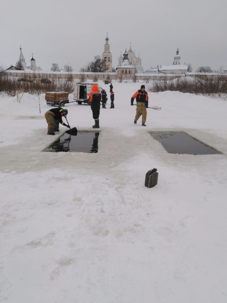 Городские спасатели подготавливают купели на реке Вологда рядом со Спасо-Прилуцким монастырем к Крещенским купаниям