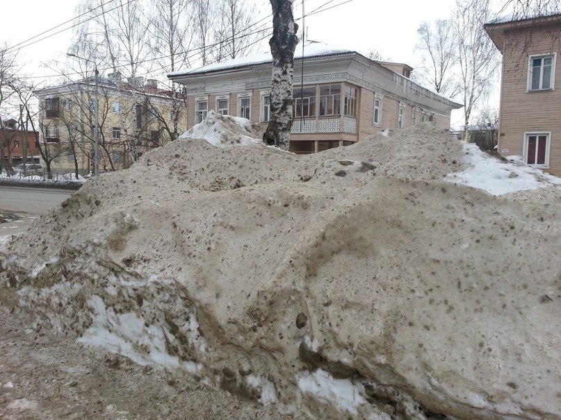 Почему не убирают снег в москве. Вологда завалена снегом.