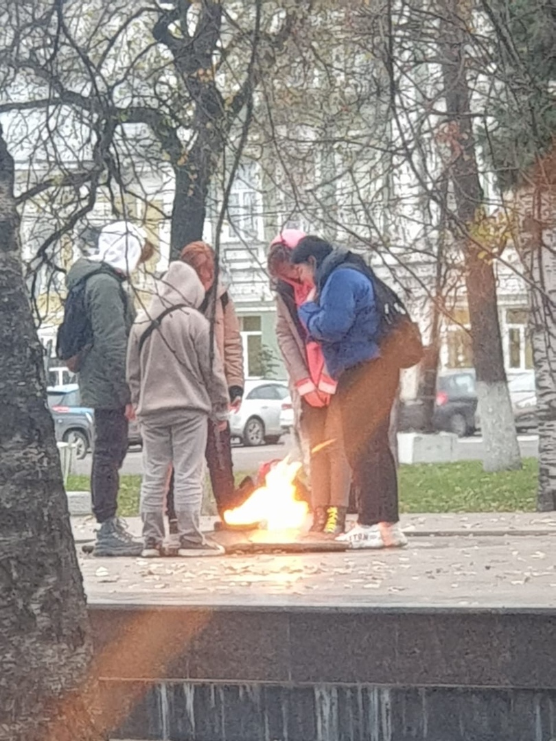 Следующую подожди. Огонь прикол. Благодарный огонь прикол. Греют на костре прикол бомжи ФСИН.