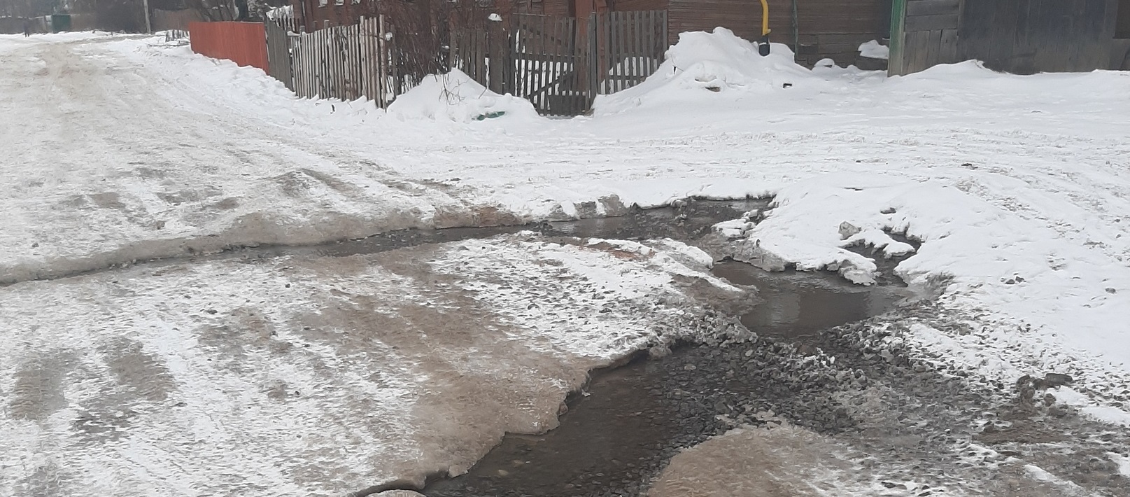 Вологда неделю. Прорыв на Ярославской Вологда. Водопровод люк фотография снег открытый. Прорыв водопровода. Прорубь набережная 6 армии Вологда.