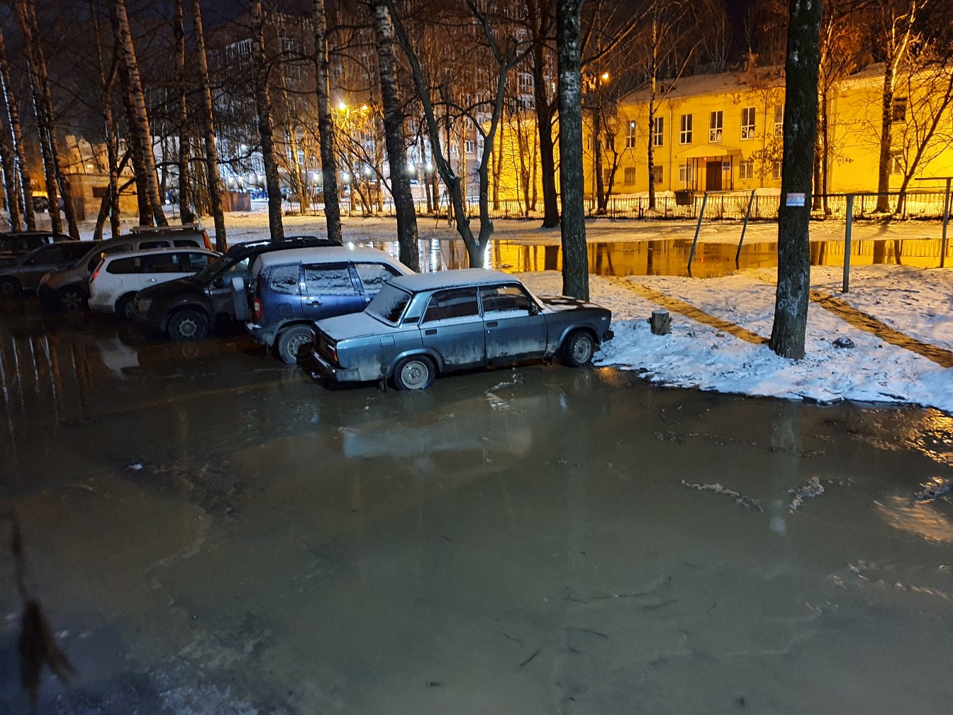 Текст сегодня во дворе. Вонючие лужи от мусоровоза Тольятти. Экскурсия Вологда видео по городу. В Омске стоят вонючие лужи от мусоровозов.