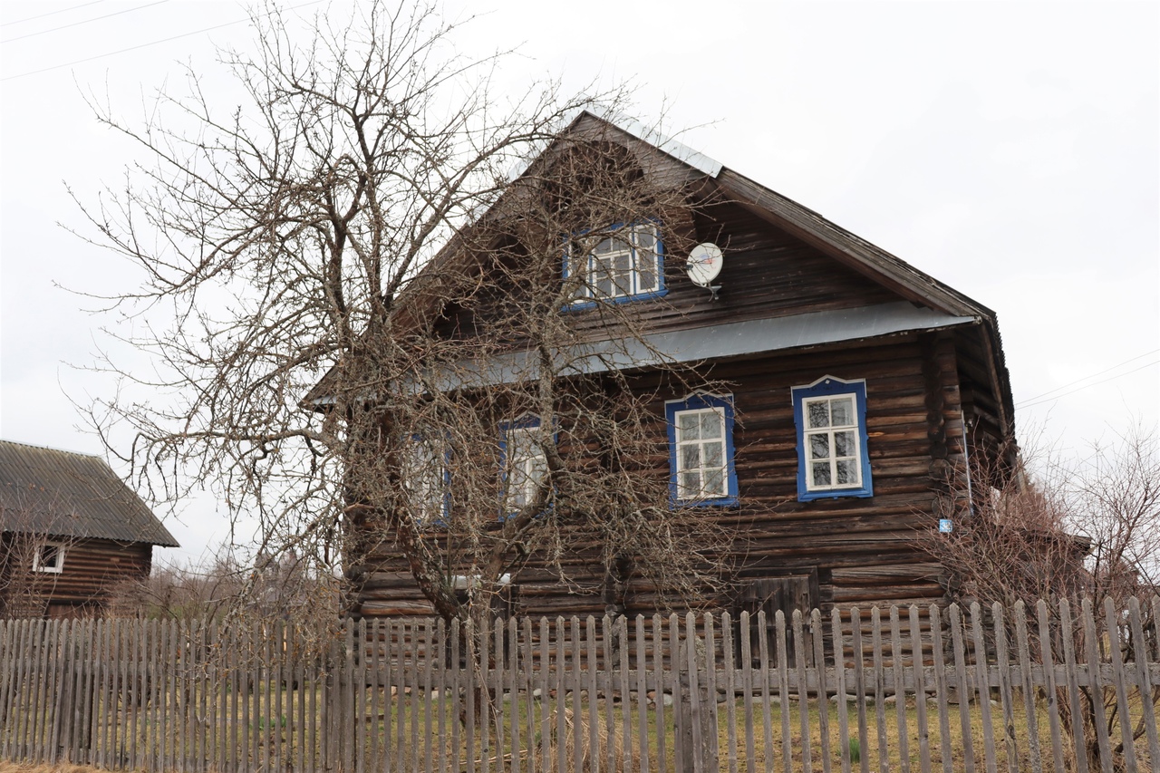 Фото деревянные дома в деревне фото
