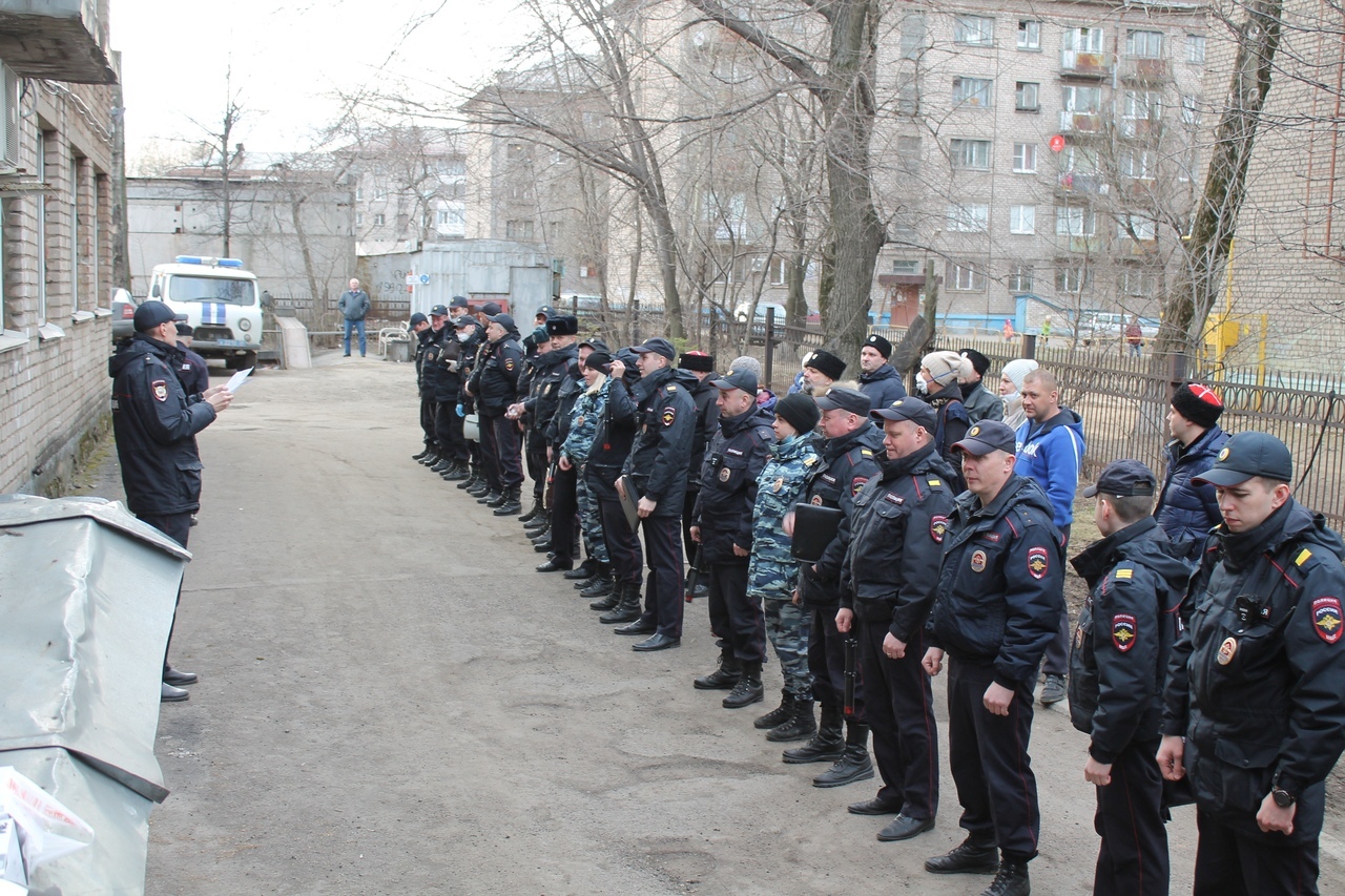 Контроль полиции. Патрулирование в городе. Патруль города милиция. Патрульная группа полиции. Казаки патрулируют улицы.