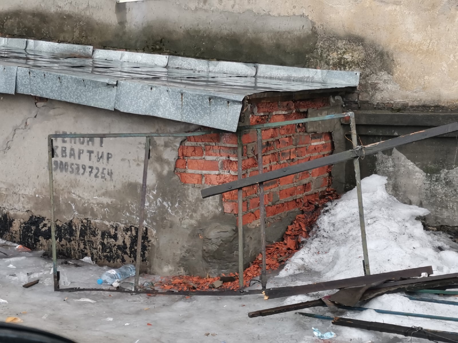 Ограждение балкона на пятом этаже жилого дома рухнуло вниз в Соколе |  31.03.2021 | Вологда - БезФормата