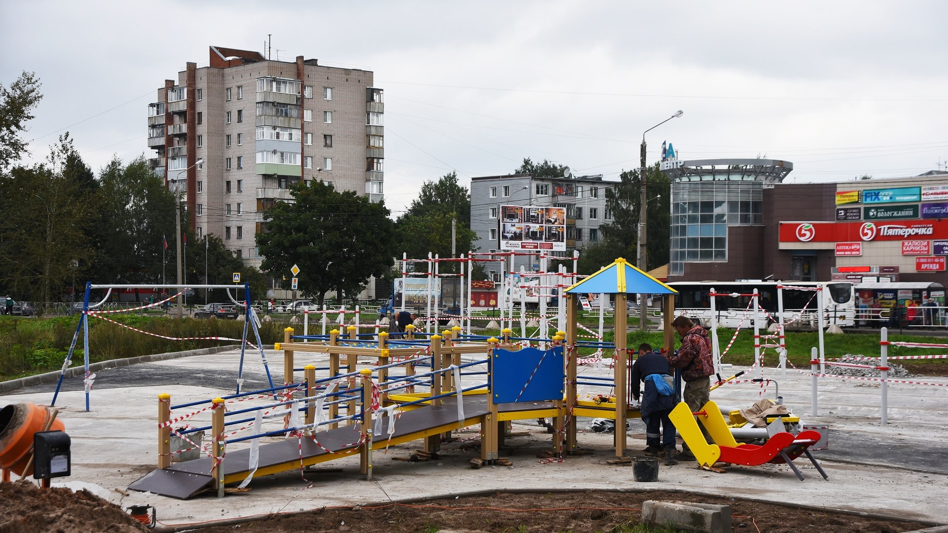 Спорт конева вологда. Площадка у дворца спорта Вологда. Дворец спорта на Конева Вологда. Детская площадка Ярославская Вологда. Детская площадка Конева Киров.